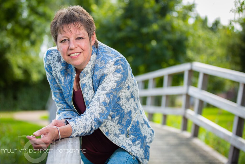 Anneke staat op een brug